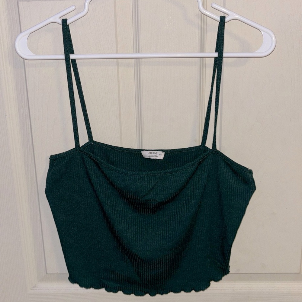 🪻3/$30 Trendy green tank!🪻
